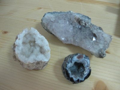 Von außen wie ein normaler Stein, innen aber mit Kristallen besetzt